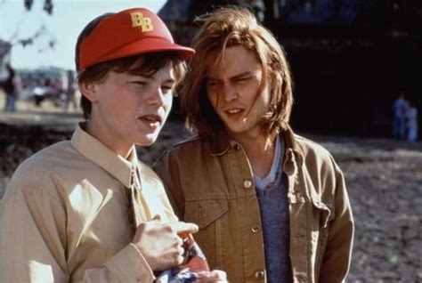 Gilbert henüz genç yaşına rağmen ailesine karşı bir takım sorumluluklar alarak, onlara bakmayı amaç edinmiş genç bir delikanlıdır. What's Eating Gilbert Grape 1993 (Lasse Hallström ...