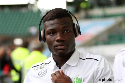 According to bild, the defensive midfielder was travelling in the back seat of an suv when it was involved in. Junior Malanda kwam om het leven door een auto ongeluk ...