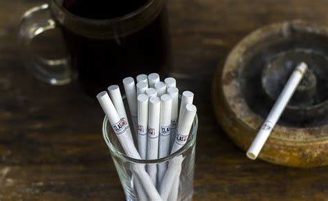 Foto Rokok Dan Kopi - Rahman Gambar
