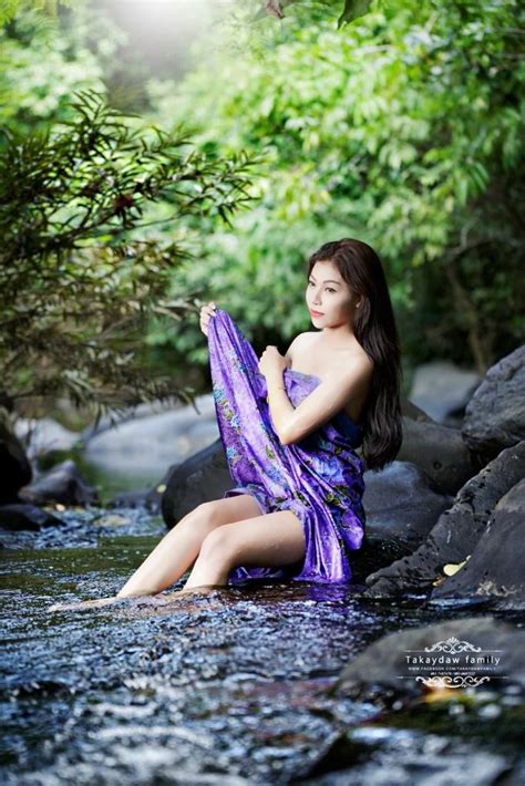 Dirinya memakai kemben hitam senada dengan bawahannya yang seksi. Galeri Foto Model Seksi Pakai Kemben 8 - Pixie