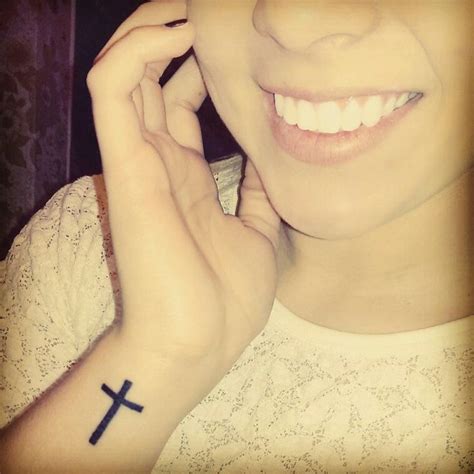 A small and sweet cross tattoo design on the back of the neck is a great way to honor your christian heritage. My Simple Cross Tattoo | Tattoos | Pinterest | Cross ...