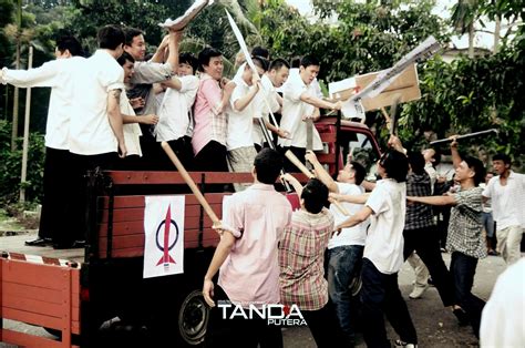 Dengan pengisytiharan itu, perlembagaan persekutuan digantung. Tubuh RCI untuk sembuh luka rusuhan 13 Mei 1969, bukan ...