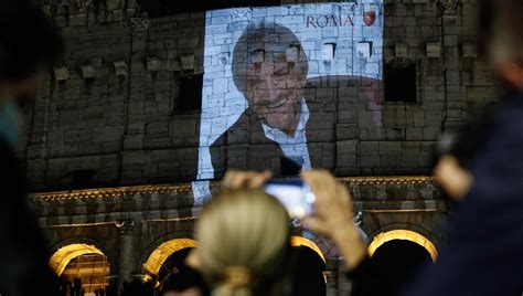 Gigi proietti, tra ironia, poesia e contaminazioni teatrali d'avanguardia, porta sul palcoscenico roma. Gigi Proietti, quella mandrakata a colori che fotografò un ...