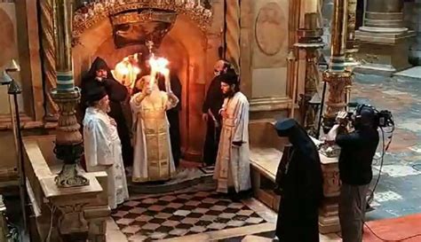 Savesave lumina sfanta de la ierusalim for later. Lumina Sfântă de la Ierusalim s-a aprins în Biserica Sfântului Mormânt! | Critic Media