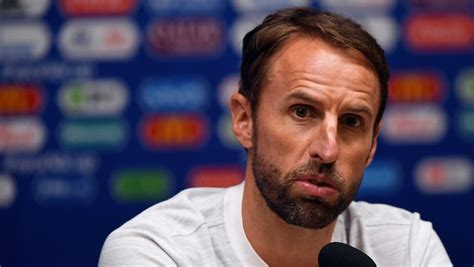 Gareth southgate), роден на 3 септември 1970 година в уотфорд, англия, е бивш английски футболист, играл на постовете на защитник и полузащитник, настоящ национален. Гарет Саутгейт: "Если бодну Мартинеса - значит, мы решили ...