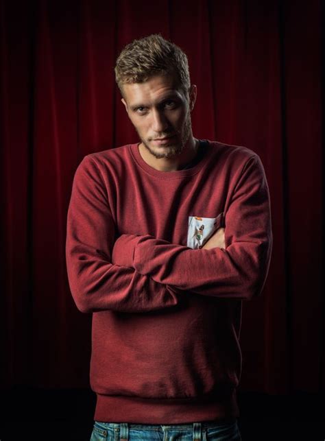 Joshua nolet, leadzanger van chef'special, organiseert een online protest om aandacht te vragen voor de weeskinderen in griekse vluchtelingenkampen. Joshua Nolet - Chef'Special | www.sanderbaks.com | Pinterest