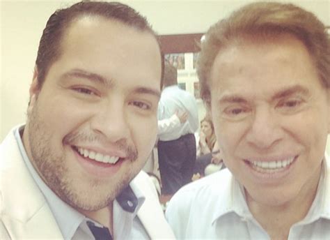 A carreira de tiago começou cedo impulsionado pela família que tem todos seus negócios relacionados ao mundo das artes. Tiago Abravanel sobre Silvio Santos, aniversariante do dia ...