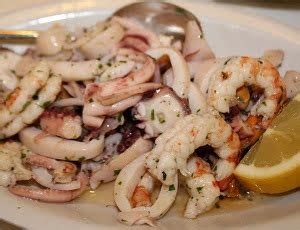 Deliziosa, fresca e salutare insalata di mare da gustare in tutte le stagioni come antipasto, secondo o piatto unico. Insalata di mare surgelata: ricetta, ingredienti e cottura