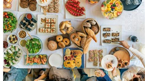 Faites donc en sorte que la décoration du buffet dînatoire corresponde à l'image dont vous souhaitez faire passer à vos convives. Comment organiser son buffet sans faire appel à un traiteur | Traiteur, Buffet et Organisation