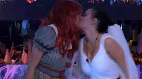 Allora ho infilato la mano e l'ho presa. Gf Vip, bacio tra Dayane e Adua. La Mello: "Sono ...