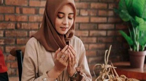 Sengaja aku berpuasa esok hari untuk menunaikan fardhu puasa pada bulan ramadhan. DOA Buka Puasa Ramadhan 1442 Hijriah, Lengkap Bahasa Latin ...