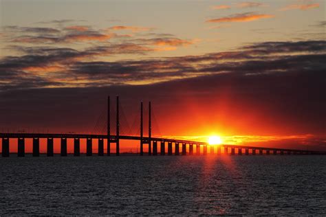 Bostäder och kontor, hotell och stadsdelar, kongresscenter och förskolor. Malmö Lundabygdens Fotosällskap: Solnedgång vid Öresund