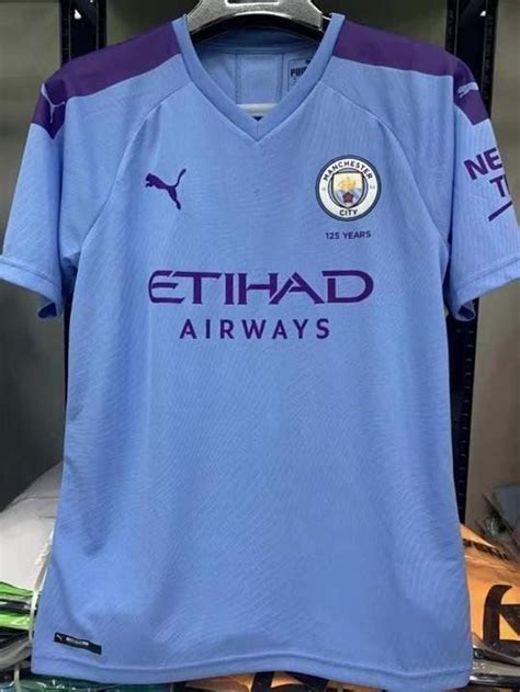 It shows all personal information about the players, including age, nationality, contract duration and current market value. Manchester City Home Trikot 19/20 M kaufen auf Ricardo