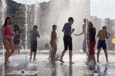 Holding approximately 168 ounces of water, this fountain will cater to a dog that easily consumes 50 ounces of water in a day without needing a refill in three days. Happy Children Playing In A Water Fountain In A Hot Day ...