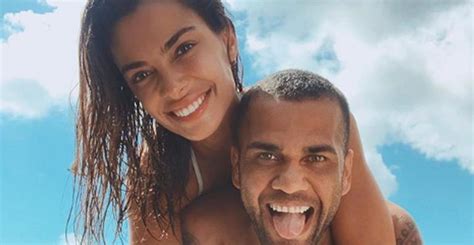 Em homenagem à esposa, ele publicou uma mensagem nas redes sociais e disse o quanto é especial. Mulher de Daniel Alves eleva a temperatura ao posar de ...