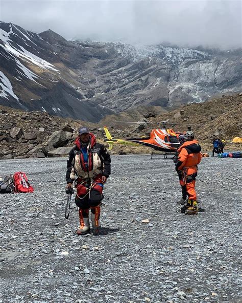 Un volo di ricognizione in elicottero ha permesso di individuare l'uomo mentre agitava le braccia in direzione dei soccorsi. Polémica por el rescate de Wui Kin Chin en el Annapurna ...