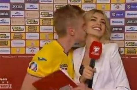 Euro 2020, la presentatrice vlada shcheglova zinchenko. Nekat! Bintang Timnas Ukraina Cium Reporter Cantik Usai ...