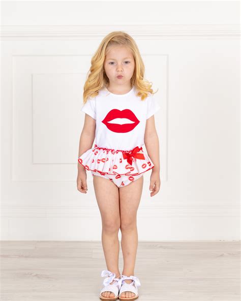 Clothes for children, respecting the freshness and joy that characterizes them. Mon Petit Bonbon Conjunto Bebé Camiseta Blanco & Braguita Labios Rojo | Missbaby
