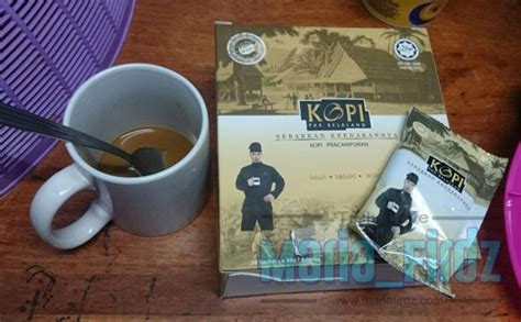 Convinced by his actions, the penghulu (mayor) brings him to the royal palace to help solve a robbery but the situation. Review Kopi Pak Belalang