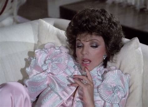 Последние твиты от joan collins (@joancollinsdbe). And don't forget the matching fur hat. (mit Bildern ...