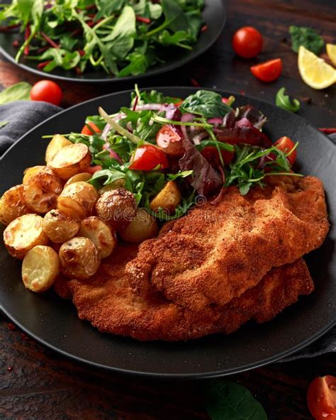 Le sogliole impanate al forno sono un secondo piatto di pesce sano e gustoso da preparare per un pranzo o una cena veloce in famiglia. Cotoletta Impanata Casalinga Della Carne Di Maiale Con La ...