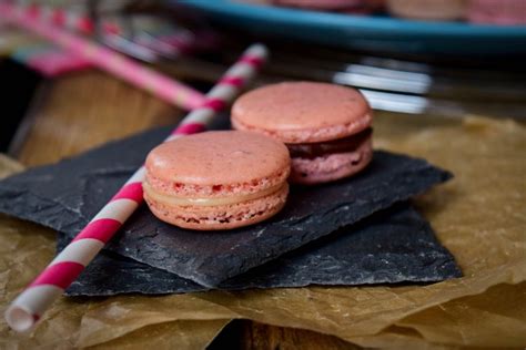 Teilen inzwischen die schokolade in der sahne schmelzen. Macarons mit weißer und dunkler Schoko für Einsteiger ...