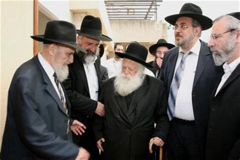 ביוזמת הרב הראשי לישראל הגרד לאו ולאחר שנועץ הבוקר עם שר התורה הגרח קנייבסקי, יוכרז יום חמישי הקרוב כיום תפילה עולמי בכל תפוצות ישראל לרגל המצב הקשה שאנו שרויים בו בימים אלו. הרב קנייבסקי חנך בית חולים לילדים פגועי נפש