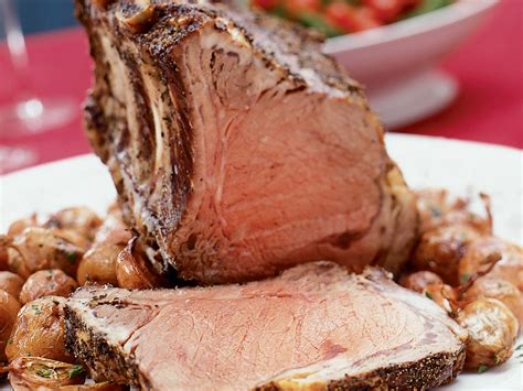 This herb and garlic crusted prime rib is unbelievably easy to make and is sure to wow your dinner guests! Vegetable To Go Eith Prime Rib / Slow Cooker Prime Rib ...