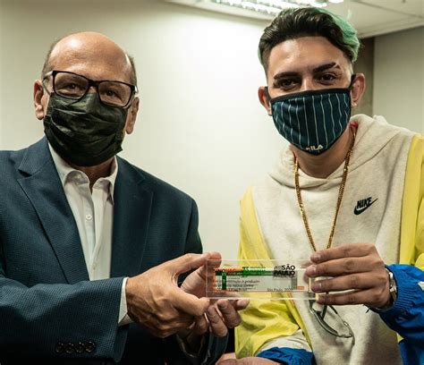 Cut to 2021, the first vaccine approved here in brazil is being developed at an institution called butantan, which sounds almost the same as the song title, so. Mc Fioti grava nova versão de "Bum Bum Tam Tam" na sede do ...
