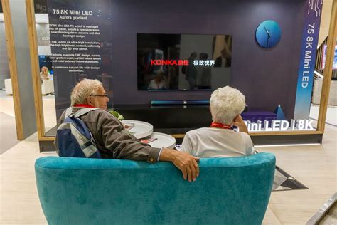 Customize your oma and sit back with supported ease. Oma und Opa auf der Couch: Altes Pärchen sitzt beim ...