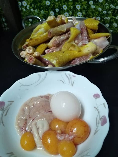 Namun, terkadang karena kesalahan dalam memasak membuatnya tidak senikmat yang dibayangkan karena masih keras buang kotoran, kuku, dan kulit arinya kebersihan jadi faktor penentu yang utama agar olahan ceker tidak amis. namakucella: KARI AYAM PENCEN & CERITANYA (PKPP-COVID 19)