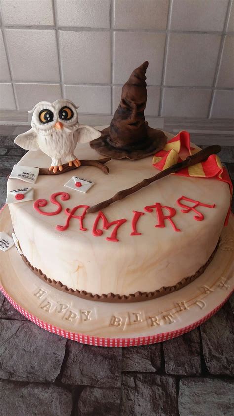 This marvelous harry potter cake was made by the bee's knees custom cakes. Geburtstagstorte Harry potter | Harry potter cake, Cake ...