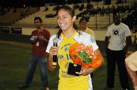 Tem dunga como exemplo de jogador 8 9 e, quando não está no futebol, pratica capoeira. 'Futebol feminino do Brasil está andando pra trás ...