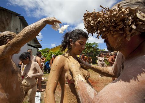 Tapati rapa nui festival on easter island revives it's rich cultural and tribal traditions in this the … tapati rapa nui 2022 easter island, valparaiso region, chile easter island valparaiso region chile. Kiea Body Painting During Tapati Festival, Easter Island ...