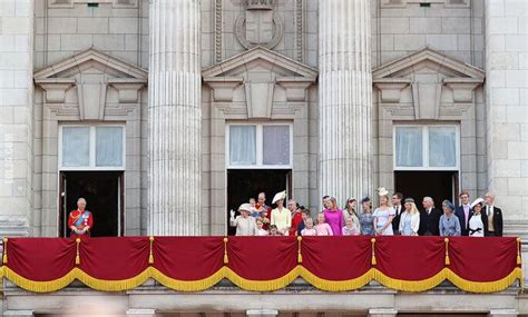 Karol, william i harry opuścili pałac oddzielnie. Kiedy książę Karol ma wirusa