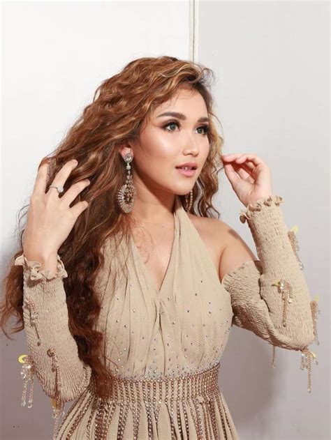 Ayu ting ting mulai dikenal luas sejak lagunya alamat palsu meledak di pasaran 2011 lalu. Raffi Ahmad Tak Tahu Tanggal Ulang Tahun Ayu Ting Ting ...