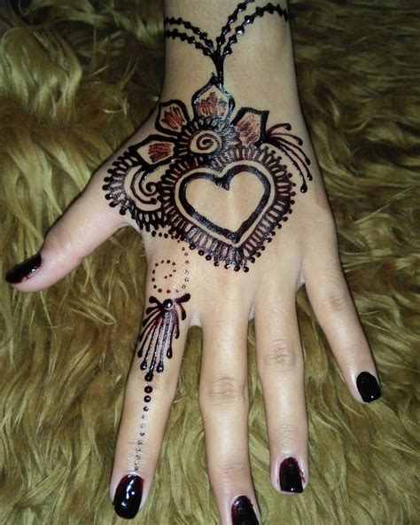 We would like to show you a description here but the site won't allow us. 76 Gambar Henna Di Tangan Yang Paling Mudah Terupdate ...