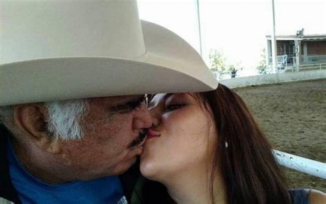 El artista sufrió una caída en su rancho; Difunden fotos de Vicente Fernández besando a una joven