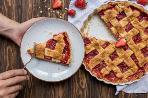 Liebe liegt in der luft und in hab grütze im kopf. Erdbeer Rhabarber Pie Rezept | Food Blog Princess.ch