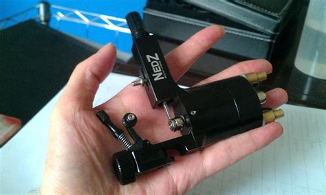 Ze zijn de eerste tattoo machines die een cilindrische drive systeem gebruiken die de artiest in staat. New Professional NEDZ Tattoo Micro Rotary Machine Gun Special Design RED - ARN003 (China ...