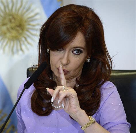 Cristina is one of a set of leaders in south america that emerged after the spectacular failure of the nestor kirchner won the presidency in 2003 after carlos menem abandonment in the ballotage. Argentinien: Präsidentin Kirchner entkommt ...