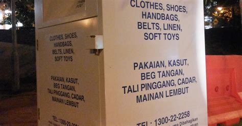 Untuk pengetahuan anda tong sampah kitar semula yang biasa digunakan di malaysia mempunyai 3 warna iaitu warna biru di bawah adalah kategori / keterangan bahan buangan (sampah) yang boleh anda buang ke tong sampah kitar semula mengikut. cerita merepek meraban: TONG KITAR SEMULA PAKAIAN TERPAKAI