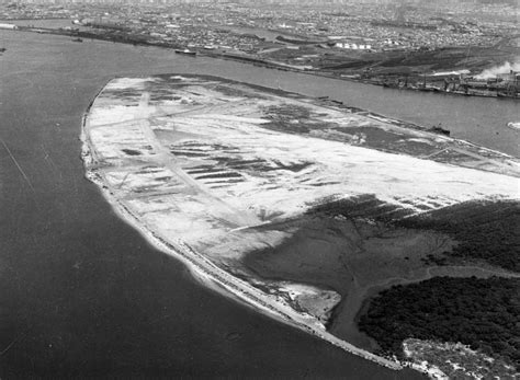 What is the location of shipyard brooke dockyard & engineering works corporation such as city, country and what facilities and profile it has? Walsh Island Dockyard in 1929 ~ Photo Time Tunnel