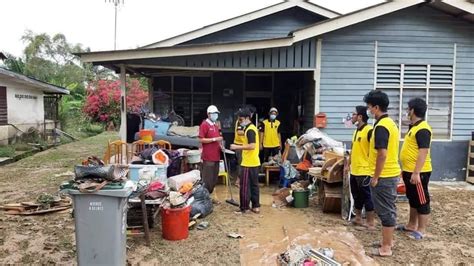 Contextual translation of karangan berita banjir kilat di malaysia into english. BERJASA turun padang bantu mangsa banjir kilat di Seremban ...