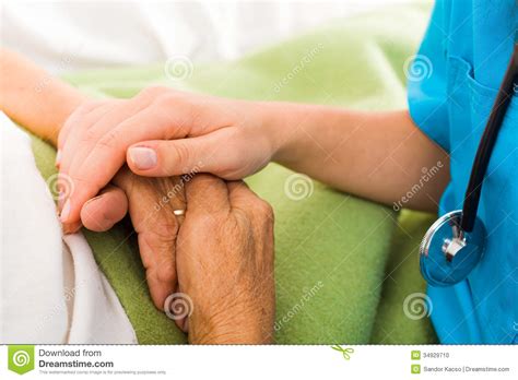 Enfermeras Que Ayudan A Ancianos Foto de archivo - Imagen de manos ...