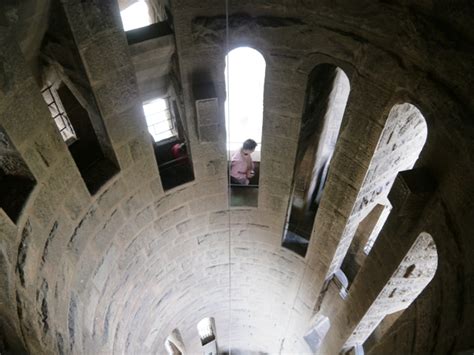 Trotz der anhaltenden bauarbeiten gilt die sagrada familia schon heute als eines der wichtigsten touristischen ziele spaniens. Verzweigte Säulen, bunte Fenster und enge Türme - Eine ...