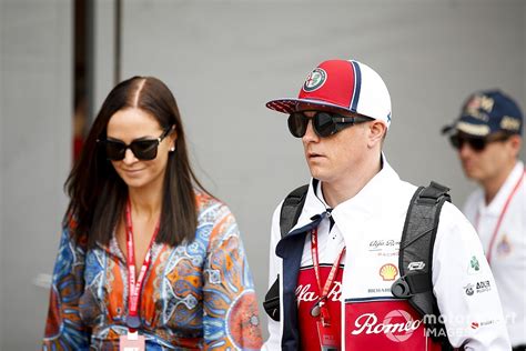 Kimi raikkonen is one of most loved and famous f1 drivers for his quotes during interviews and radio conversations with his race engineers. Raikkönen a gyerekeivel lubickolva töltötte az F1-mentes ...