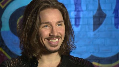 What does gil ofarim mean? Süßes Musiker-Ritual: Das macht Gil Ofarim vor jedem Gig ...