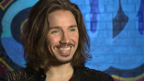 This is gil ofarim and he is on the voice germany. Süßes Musiker-Ritual: Das macht Gil Ofarim vor jedem Gig ...