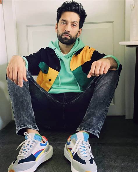 Nakuul's artistic journey spans a transmedia trajectory right from fiction based television to new age web content to live shows to main stream stage reality. Nakuul Mehta Wiki, Bio, Age, Girlfriend, Images, Family